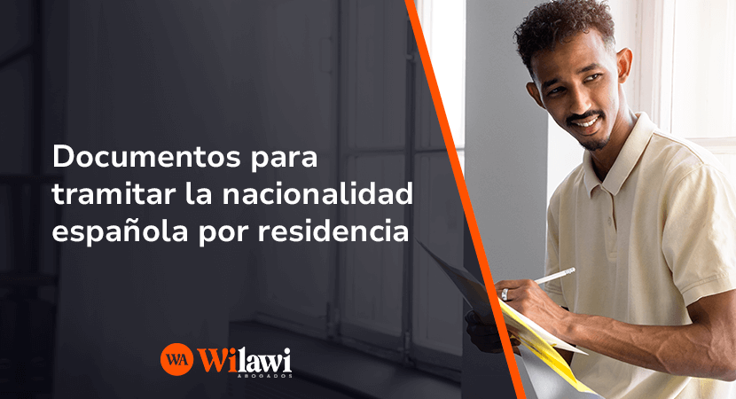 Persona preparando los documentos para tramitar la nacionalidad española por residencia